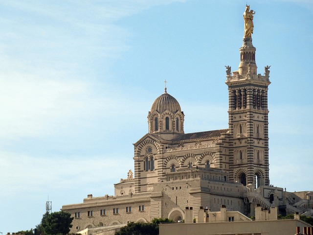 Notre-Dame de la Garde : Sur les Traces de la Bonne Mère de Marseille